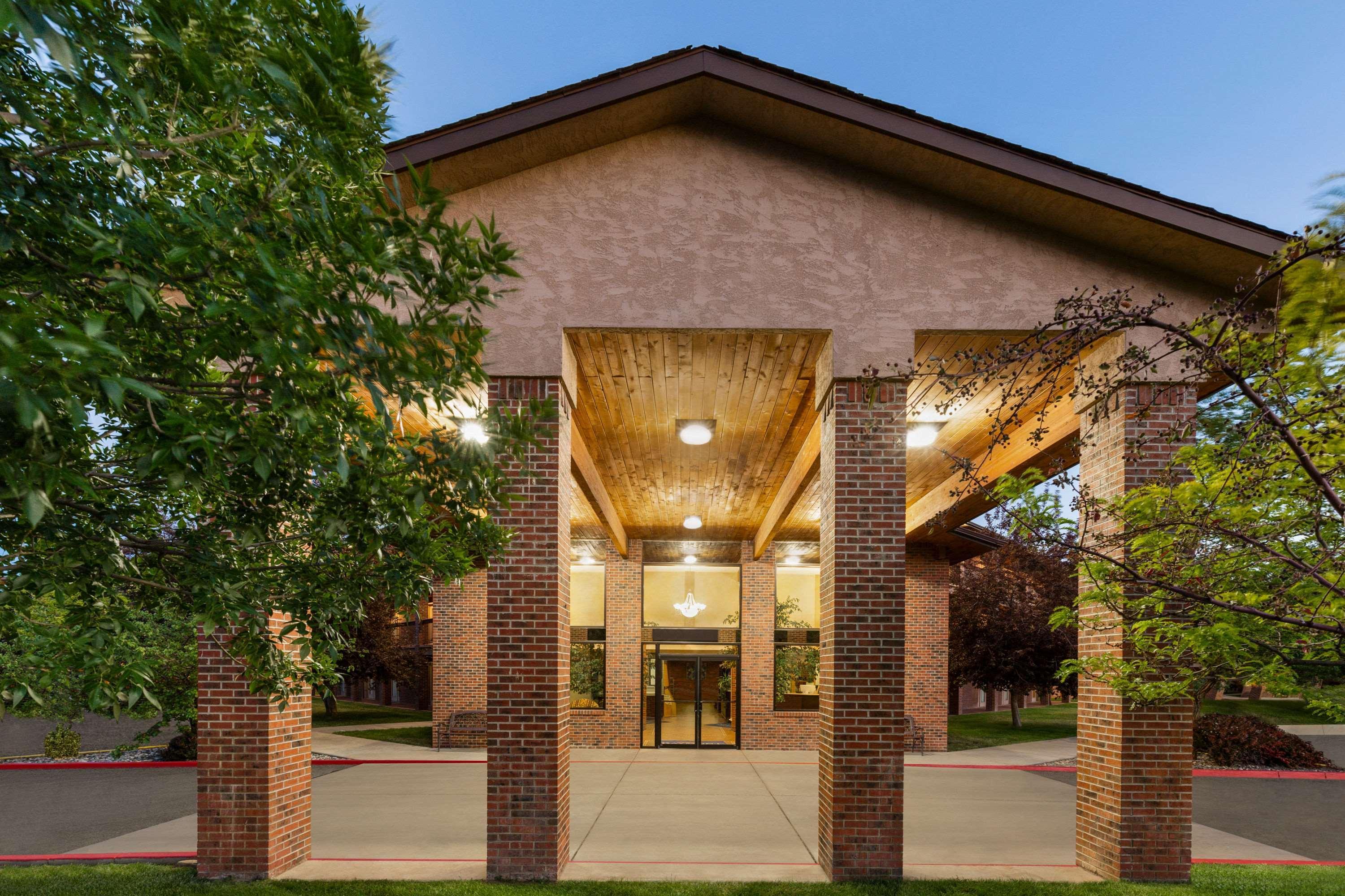 Baymont By Wyndham Cortez Exterior photo